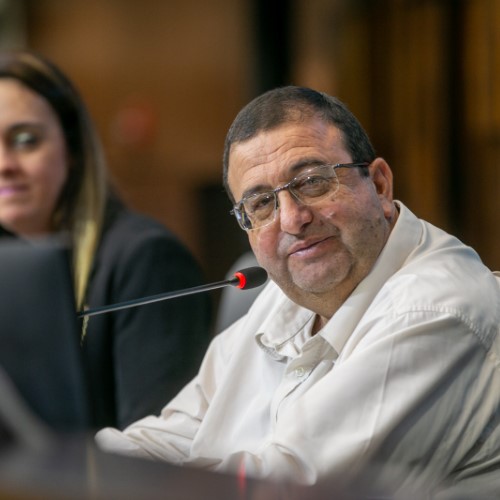 Saúde mental do cuidador ganha proteção em projeto pioneiro de Munir Neto